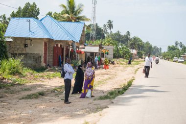 Zanzibar Şehri, Tanzanya - 01 Mayıs 2022: Tanzanya 'daki Zanzibar Adası' nda her yaştan insanın günlük yaşamına ilişkin sokak manzarası.