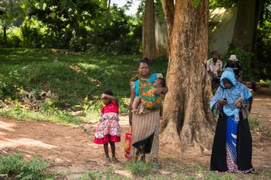 Zanzibar Şehri, Tanzanya - 01 Mayıs 2022: Tanzanya 'daki Zanzibar Adası' nda her yaştan insanın günlük yaşamına ilişkin sokak manzarası.