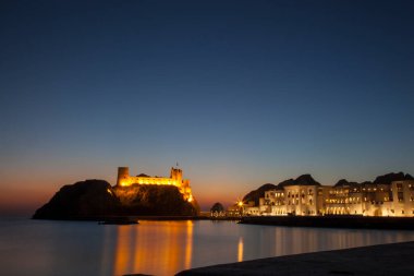 Muscat, Umman - 05 Mart 2019: Eski Muttrah kasabasında gün doğumunda Al Jalali kalesinin manzarası.