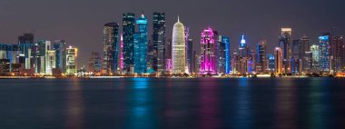 Doha, Katar - 23 Aralık 2019: Skyline Gece Görüşü, Doha 'nın Finans Bölgesi (West Bay).