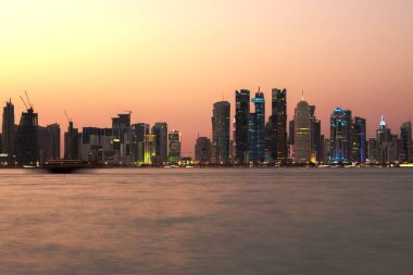 Doha, Katar - 23 Aralık 2019: Skyline Gece Görüşü, Doha 'nın Finans Bölgesi (West Bay).