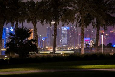 Doha, Katar - 23 Aralık 2019: Skyline Gece Görüşü, Doha 'nın Finans Bölgesi (West Bay).