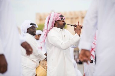 Doha, Katar - 05 Mart 2019: Geleneksel Katar müzik ve dansının performansı eski pazar Souk Waqif 'te yerel halk tarafından sergilenmektedir.