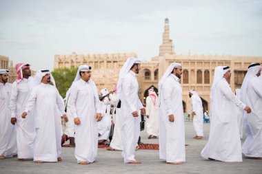 Doha, Katar - 05 Mart 2019: Geleneksel Katar müzik ve dansının performansı eski pazar Souk Waqif 'te yerel halk tarafından sergilenmektedir.