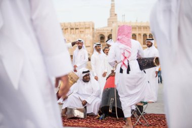 Doha, Katar - 05 Mart 2019: Geleneksel Katar müzik ve dansının performansı eski pazar Souk Waqif 'te yerel halk tarafından sergilenmektedir.