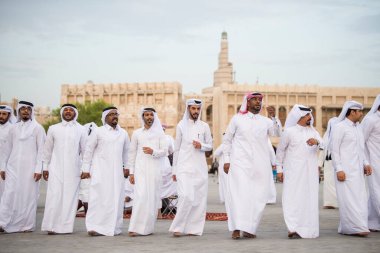 Doha, Katar - 05 Mart 2019: Geleneksel Katar müzik ve dansının performansı eski pazar Souk Waqif 'te yerel halk tarafından sergilenmektedir.