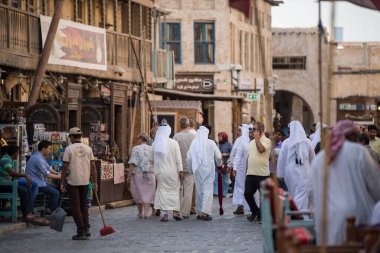 Doha, Katar - 05 Mart 2019: Geleneksel Arap pazarı Wakif sokakları insanlarla dolu.