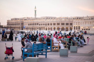 Doha, Katar - 05 Mart 2019: Geleneksel Arap pazarı Wakif sokakları insanlarla dolu.