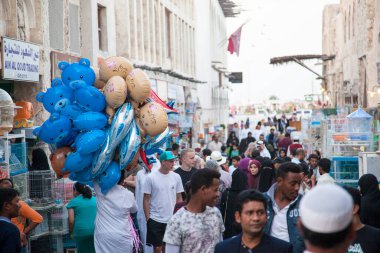 Doha, Katar - 05 Mart 2019: Geleneksel Arap pazarı Wakif sokakları insanlarla dolu.