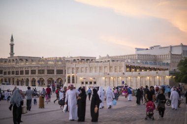 Doha, Katar - 05 Mart 2019: Geleneksel Arap pazarı Wakif sokakları insanlarla dolu.