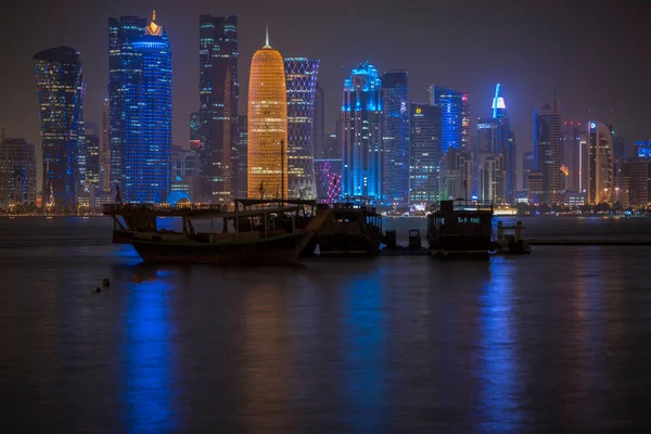 Doha Qatar Diciembre 2019 Vista Nocturna Skyline Distrito Financiero Doha — Foto de Stock