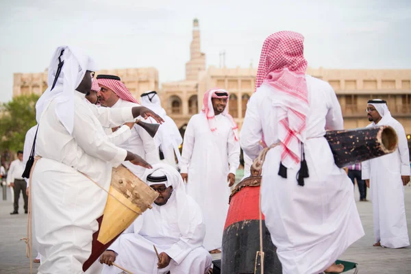 Doha, Katar - 05 Mart 2019: Geleneksel Katar müzik ve dansının performansı eski pazar Souk Waqif 'te yerel halk tarafından sergilenmektedir.