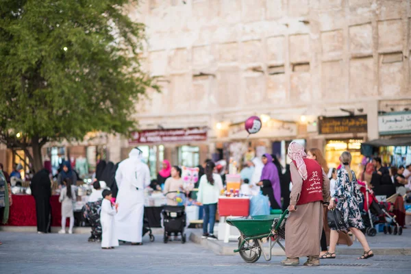 カタールのドーハ 2019年3月5日 伝統的なアラブ市場の通りワキフは人々でにぎわっています — ストック写真