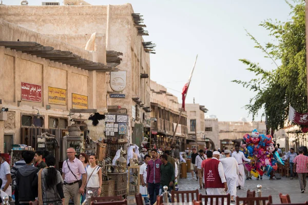 カタールのドーハ 2019年3月5日 伝統的なアラブ市場の通りワキフは人々でにぎわっています ストック画像