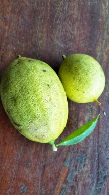 Yeşil yapraklı olgun limon meyvesi. Yeşil yapraklı limon meyvesi. Doğal limon meyvesi havada asılı durur. Taze sarı olgun limonlar.