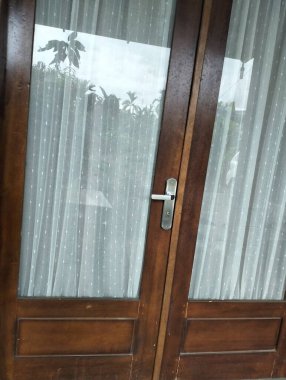 Ahşap kapı, çerçeve ve cam cephe, beyaz perdeler takılı cam pencere, çift ticari dış çelik kapılar.