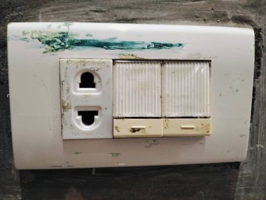 Eski elektrik prizi ve evdeki eski düğme.