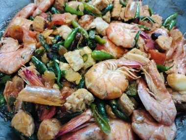 Kızarmış tempeh karidesi, Endonezya usulü pişirilmiş baharatlı tempeh. Kızarmış dilimlenmiş tempeh, baharatlı karides ezmesi ve biber.