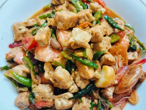Kızarmış tempeh karidesi, Endonezya usulü pişirilmiş baharatlı tempeh. Kızarmış dilimlenmiş tempeh, baharatlı karides ezmesi ve biber.