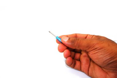 Küçük bir tornavida beyaz arka plan yakın plan görüntüsünde el ele tutuşuyor. 