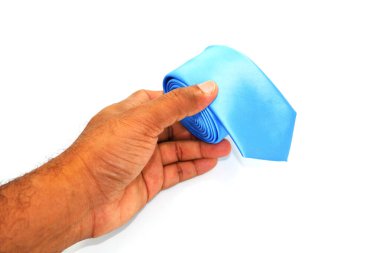 Beyaz arka plan görüntüsüne karşı mavi bir kravat tutuyor. 