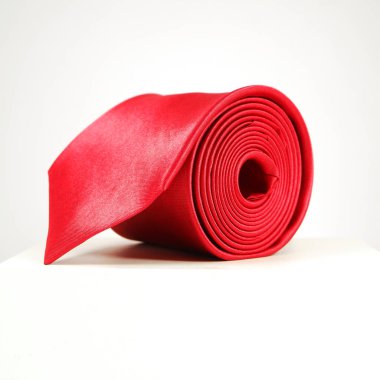 Beyaz arkaplan yakın görünümü olan kırmızı bir kravat ekran kutusuna takıldı 