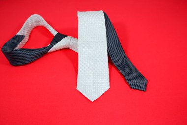Kırmızı arkaplan yakın plan görüntüsünde beyaz kravat katlandı 