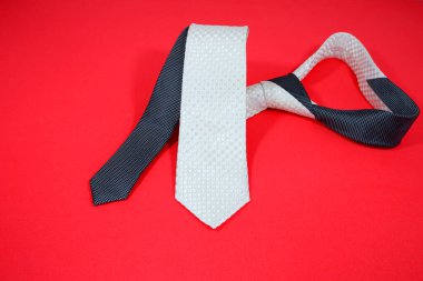 Kırmızı arkaplan yakın plan görüntüsünde beyaz kravat katlandı 