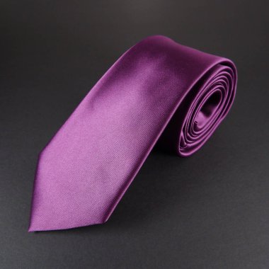 Siyah arkaplanda yuvarlanan kravat yakın plan görünümü 