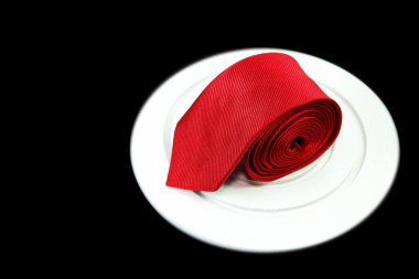 Siyah ve beyaz arkaplanda kırmızı bir kravat yuvarlandı 