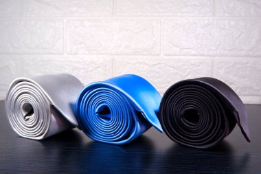 Düz kravat grubu beyaz duvar arkaplanına karşı yakın çekim görüntüsü oluşturdu 