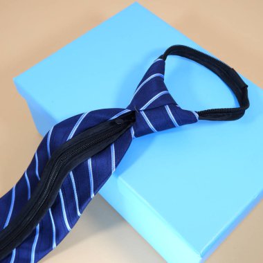 Yakından çekilen kravat hediye kutusuna konur. 