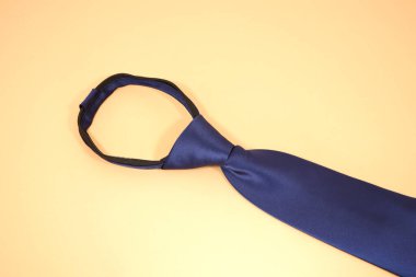 Bağlantı düğümü görünümü tek bir nesne sarı arkaplan 