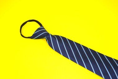 Sarı arkaplanda izole edilmiş fermuarlı bir kravat. Tek bir nesne. 