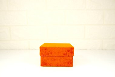 Beyaz arkaplan yakın görüntüsü olan bir hediye kutusu 