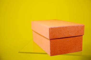 Oluklu hediye kutusu sarı arkaplanda yakın plan görüntüsünü izole etti 