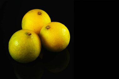 Siyah arkaplan üzerine bir grup limon seçici odaklı yakın plan görüntüsü 