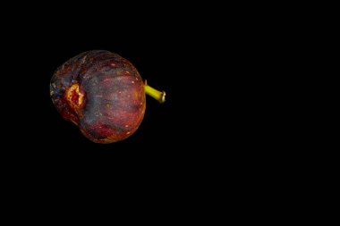 Siyah arkaplanda izole edilmiş incir meyvesi yakın plan görüntüsü 