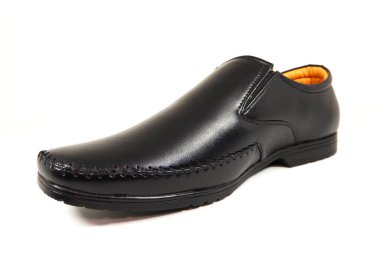 Beyaz arka planda izole edilmiş resmi siyah bir ayakkabı. 