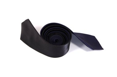 Siyah kravatlar beyaz arkaplan yakın çekim görünümünde birbirine dolanır 