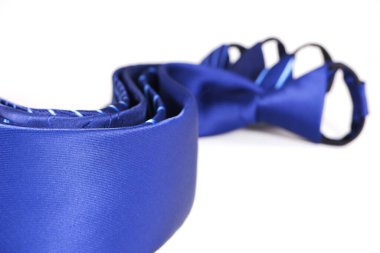 Boyunbağları beyaz arkaplanda izole edilmiş, seçici odaklı makro görüntü fotoğrafçılığı 