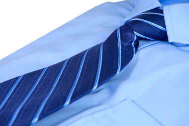 Beyaz arkaplanda gömleği olan boyunbağı yakın plan görünümü 