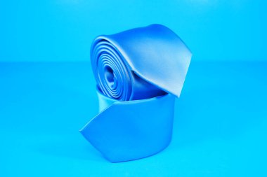 Düz kumaş polyester kravatlar mavi arkaplan yakın görüntüsü ile eşleşir 
