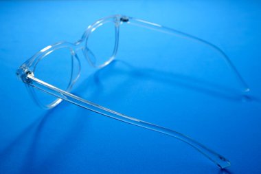 Şeffaf göz güvenliği camı yakın plan görüntüsü 