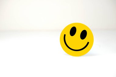 Beyaz arkaplanda izole edilmiş gülümseme emojisi kopyalama alanı ile yakın plan görüntüsü 