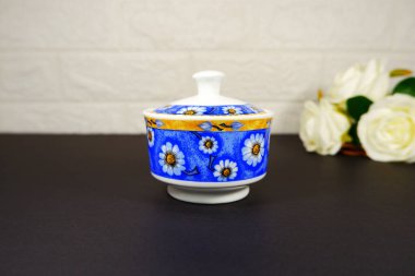 Çiçek desenli seramik kavanoz yakın çekim görüntüsü 