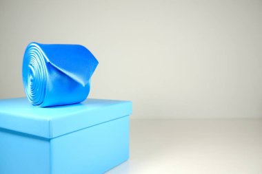 Düz kravat hediye kutusu yakın görüntüsünde yuvarlandı 