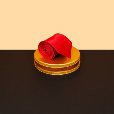 Kırmızı kravat ekran tahtası yakın çekim görünümünde yuvarlandı 