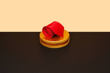 Kırmızı kravat ekran tahtasına takıldı. Yakın görünüm 