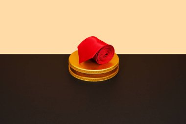 Kırmızı kravat ekran tahtasına takıldı. Yakın görünüm 